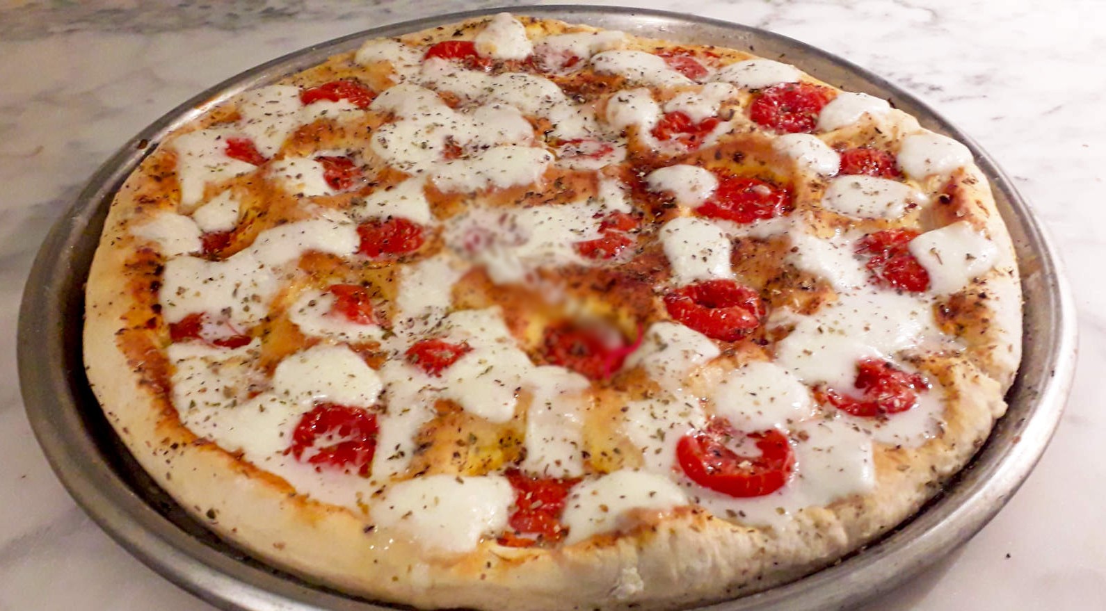 Pizza tomates cerise, mozzarella di buffala et coppa