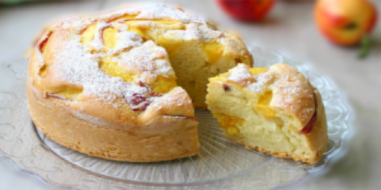 Un gâteau aux pêches fraîches