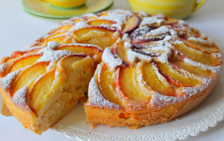 Gâteau aux pêches et aux abricots est très facile à réaliser