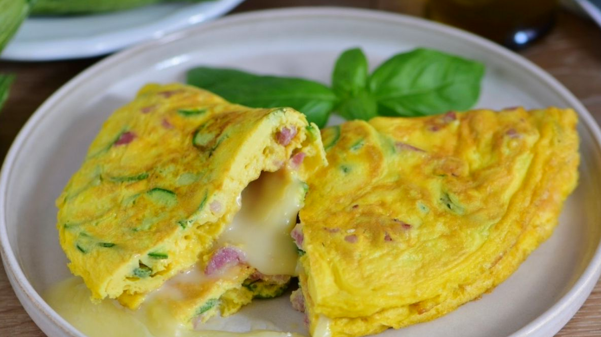 Omelette demi-lune de courgettes farcie à la mozzarella