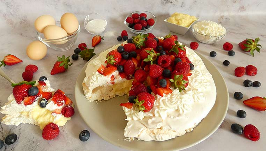 La pavlova : meringue, crème fouettée et baies