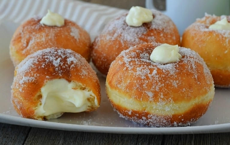 Beignets fourrés à la crème diplomatique italienne