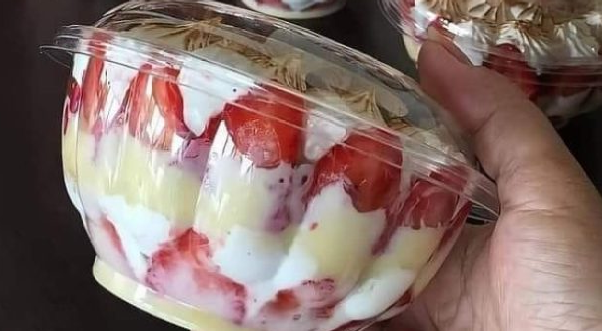 Dessert des fraises à la crème