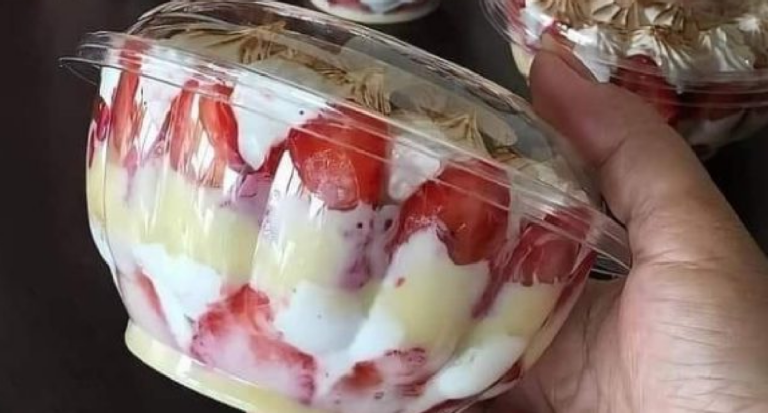 Dessert des fraises à la crème