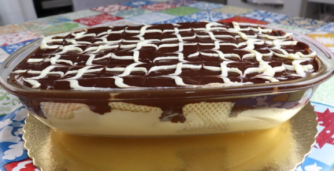 Dessert avec une crème blanche et biscuits Wafer au chocolat