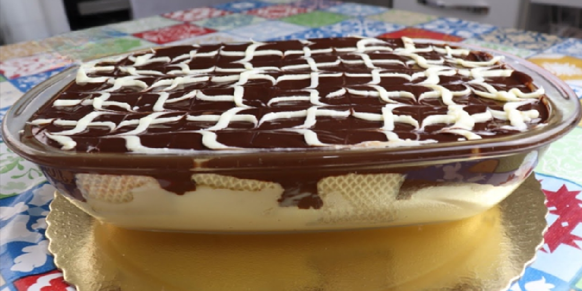 Dessert avec une crème blanche et biscuits Wafer au chocolat
