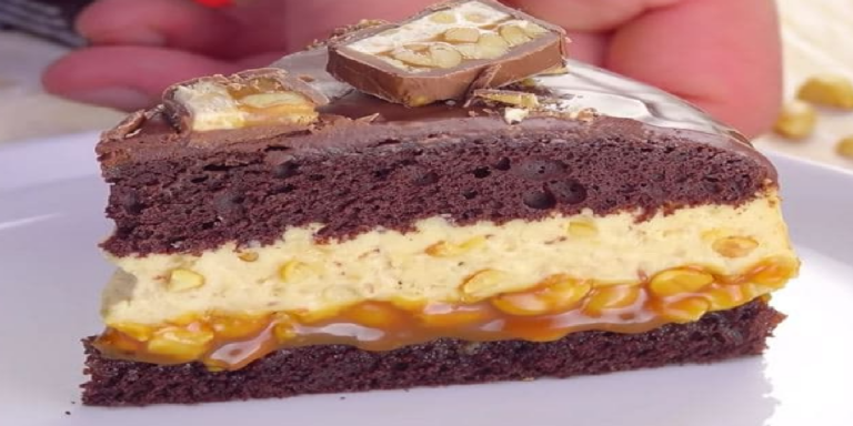 Délicieux gâteau au chocolat et Snickers