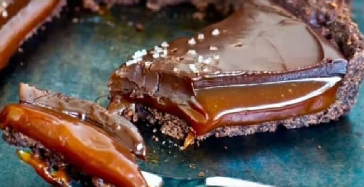 Tarte au chocolat avec un intérieur fondant au caramel salé