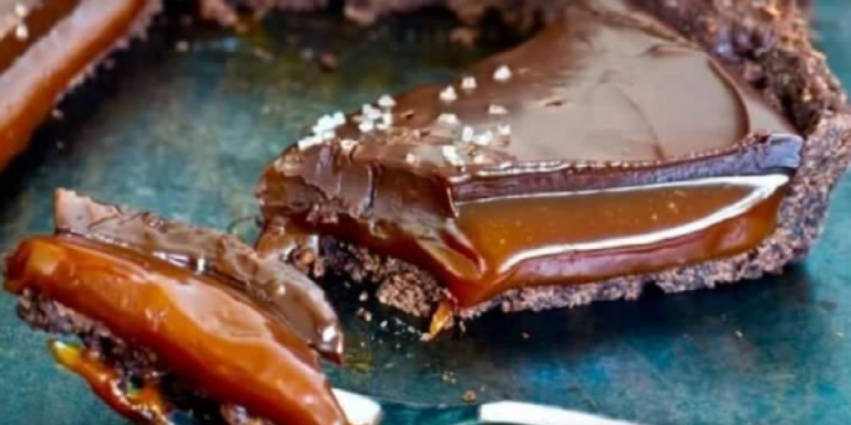 Tarte au chocolat avec un intérieur fondant au caramel salé