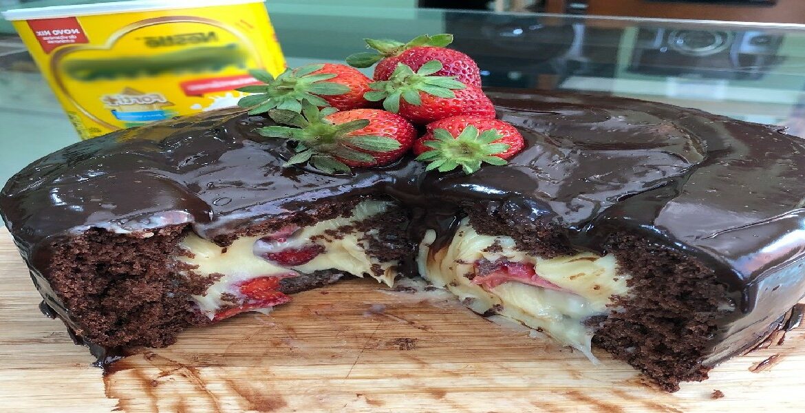 Torta de Chocolate avec Garniture de Lait en Poudre et Crème de Fraises