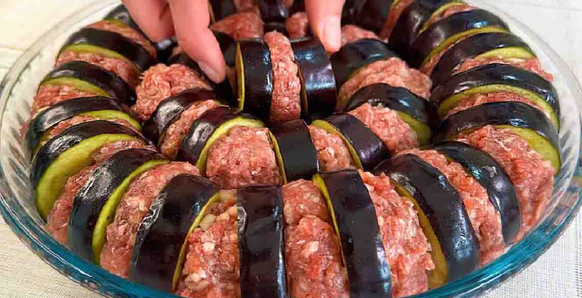 Aubergines Farcies aux Boulettes de Viande et Sauce Tomate