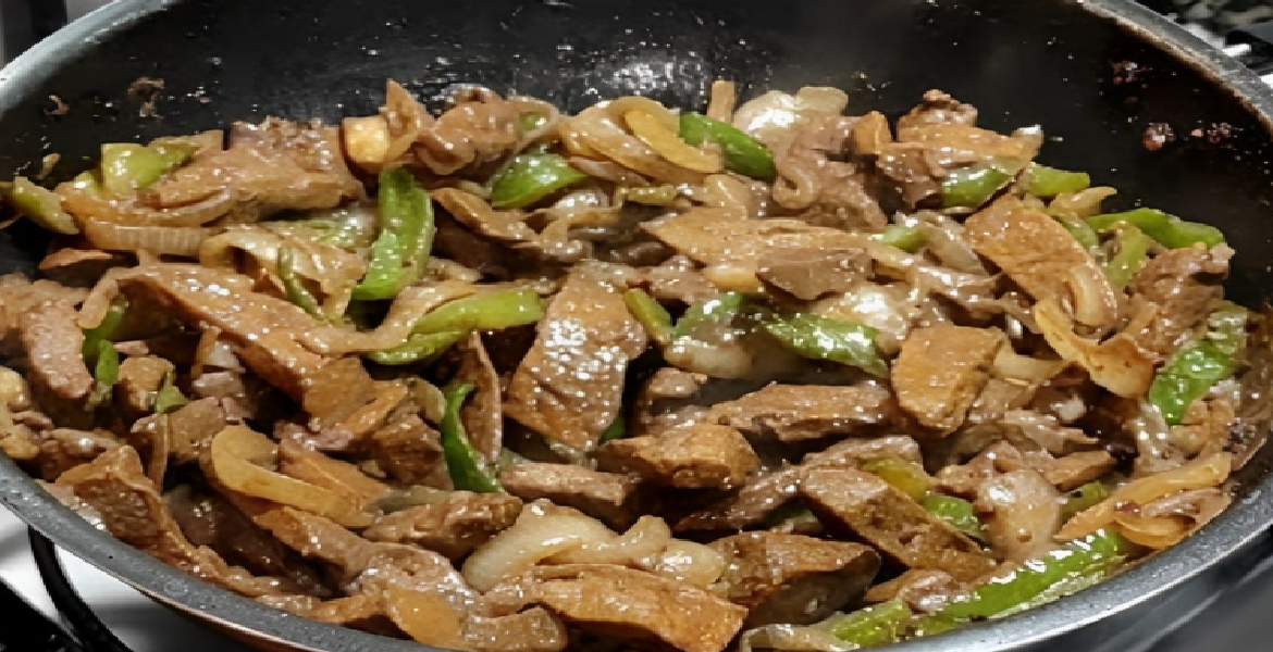 Foie de veau aux oignons, tendre et savoureux avec une astuce très simple et facile à suivre.