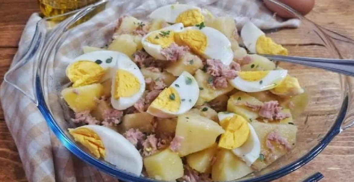 Salade de pommes de terre avec thon et oeufs frais