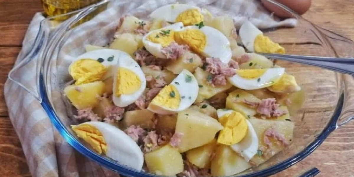Salade de pommes de terre avec thon et oeufs frais