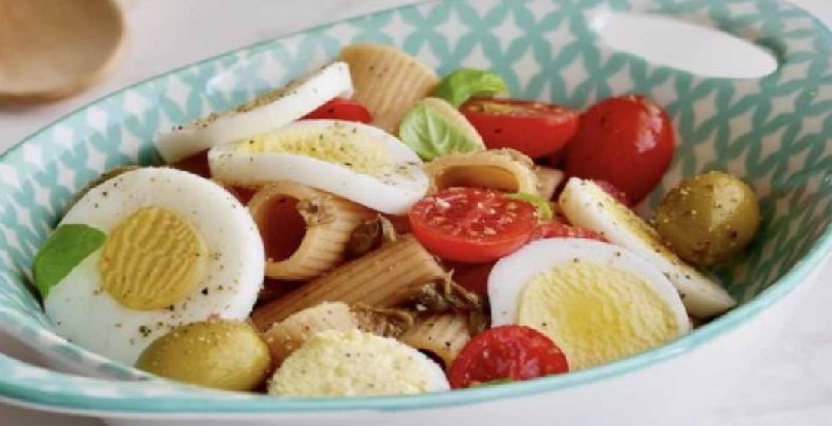 Salade Estivale de Pâtes, Tomates et Œufs Durs