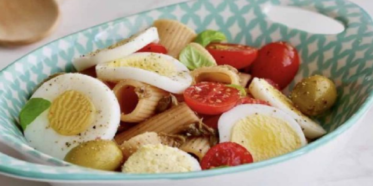 Salade Estivale de Pâtes, Tomates et Œufs Durs