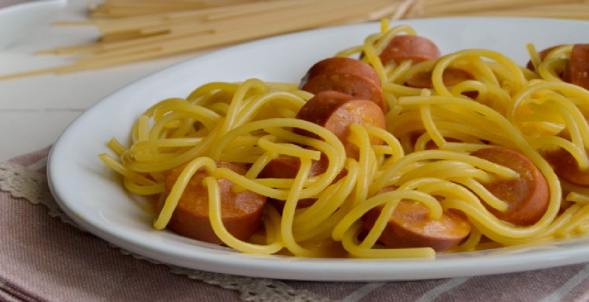 Spaghetti aux Saucisses avec Crème d'Œuf et Fromage