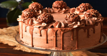 Gâteau d'anniversaire décoré de Rocher