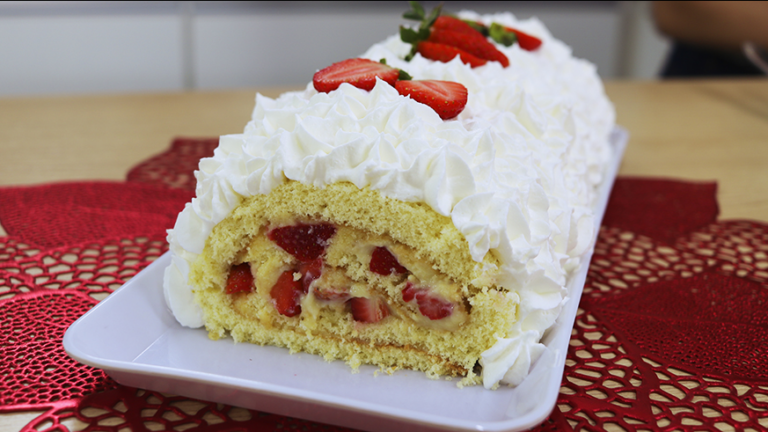 Roulé de Noël à la Crème Baba de Moça et aux Fraises Un dessert