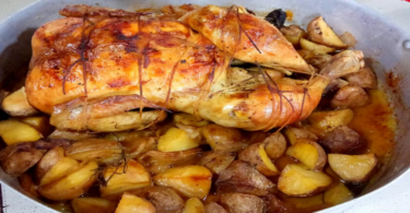 Poulet Rôti à la Grand-Mère avec Pommes de Terre Croustillantes : Une Recette Traditionnelle Pleine de Saveurs