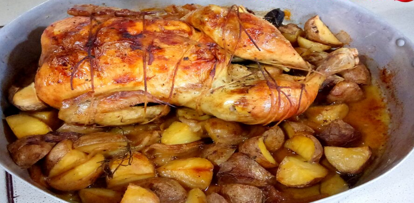 Poulet Rôti à la Grand-Mère avec Pommes de Terre Croustillantes : Une Recette Traditionnelle Pleine de Saveurs